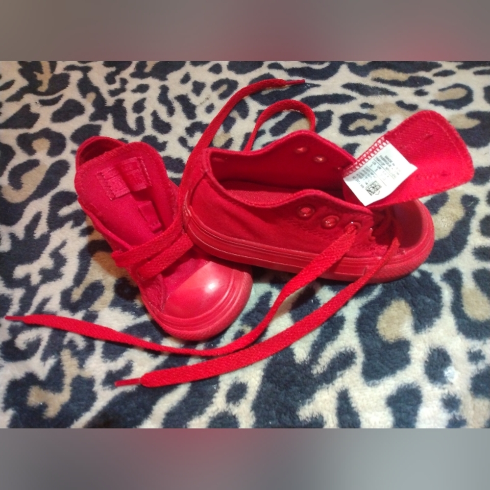NWOT Infants Red On Red Lowtop Converse Chuck Taylors Size 5